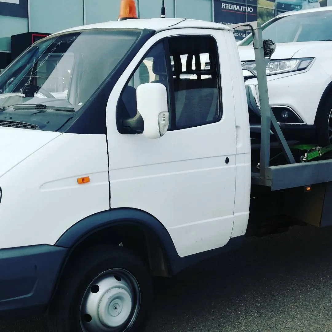 Эвакуация автомобиля в дождь в Новороссийске